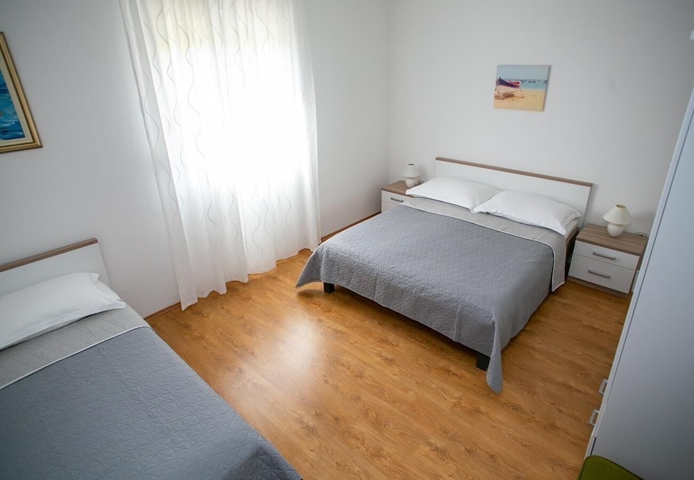 Apartment (Ana - great location, near the beach )