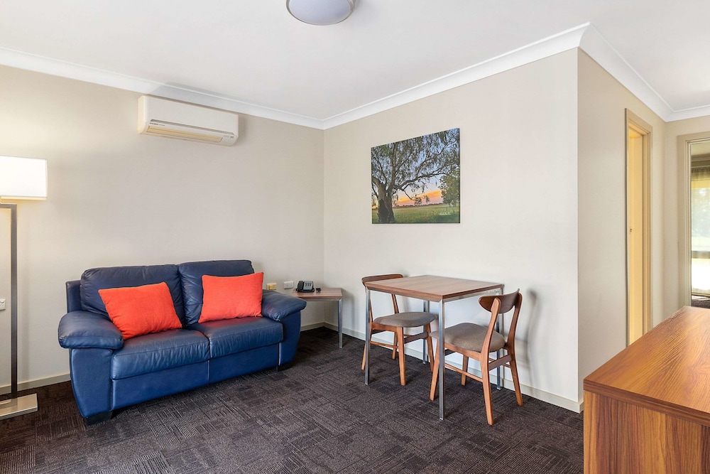 Executive Suite, 1 King Bed, Non Smoking - Photo 5