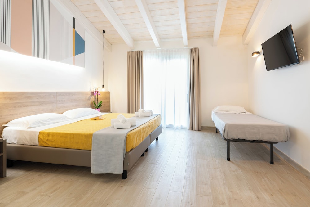Classic Triple Room, Balcony