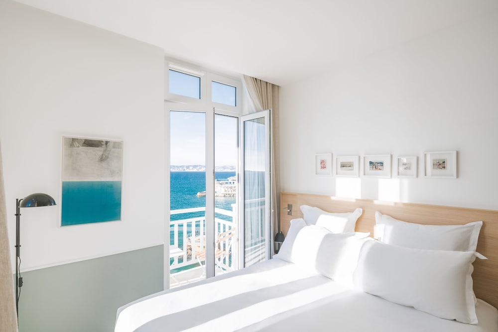 Deluxe Sea View photo 1