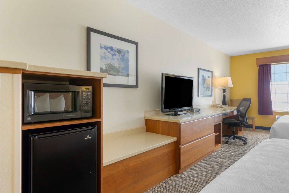 Standard Room, 2 Queen Beds, Non Smoking, Refrigerator & Microwave (Pet Friendly) photo 2