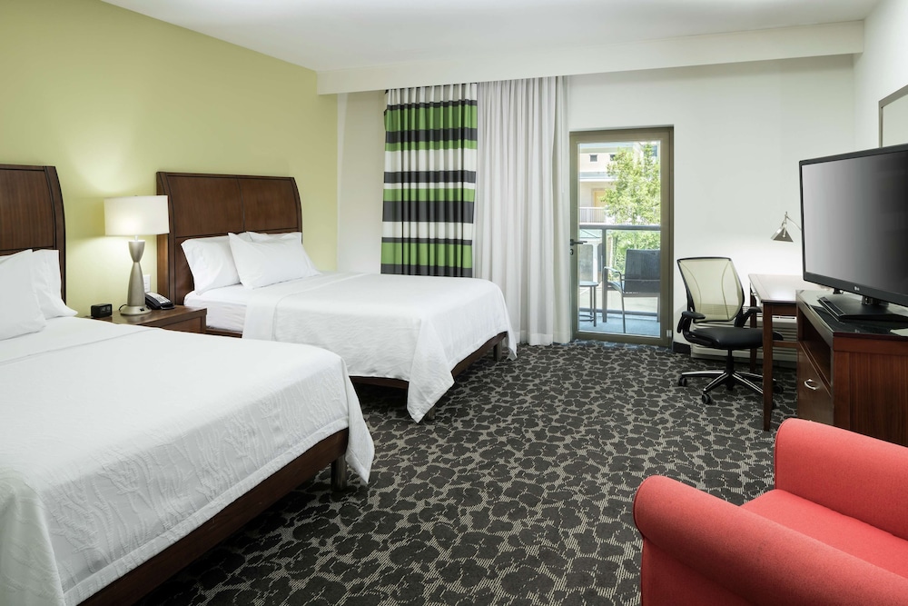 Room, 2 Queen Beds, Balcony (Roll in shower)