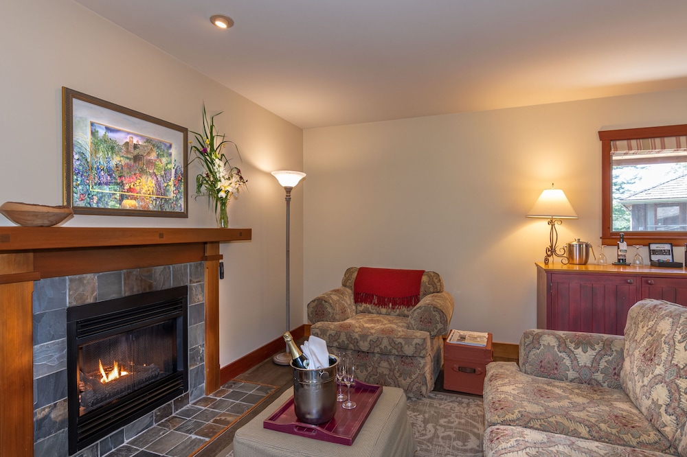 Hillside Suite Up to 2 Person Occupancy - English Breakfast photo 2