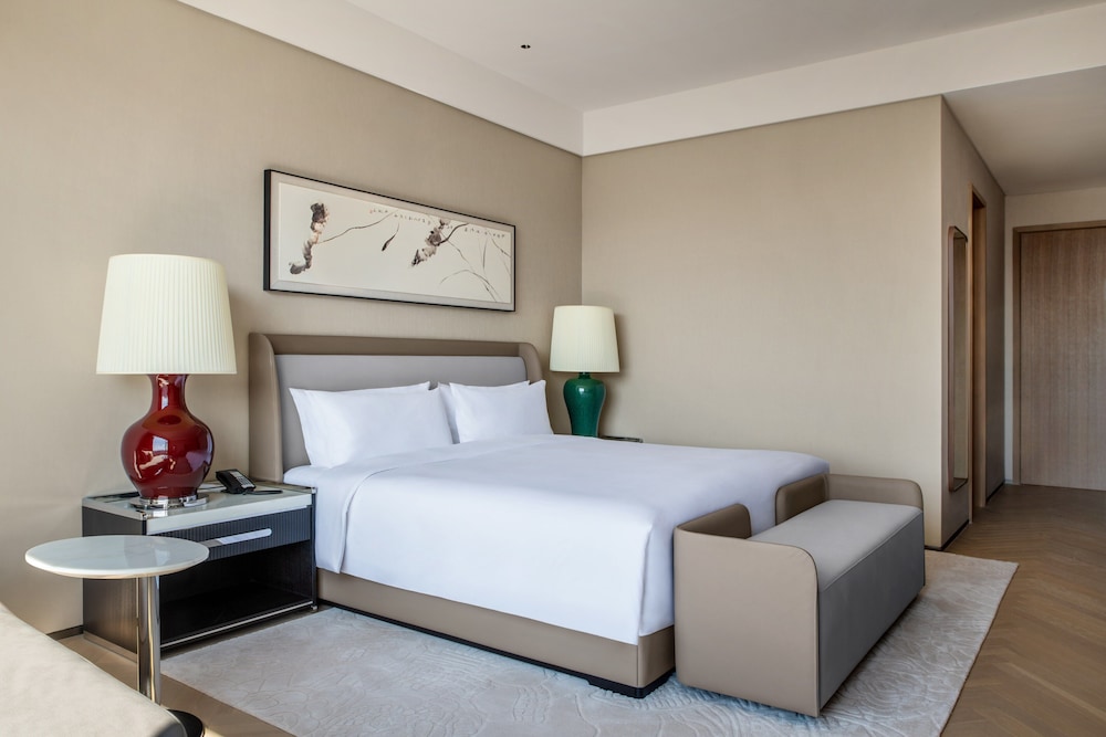 Premium Room, 1 King Bed, Mountain View photo 3