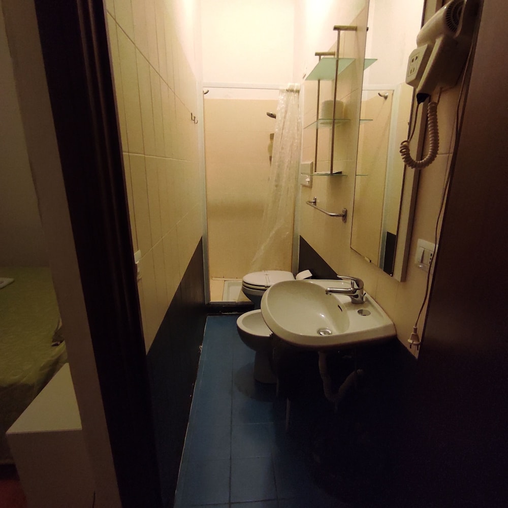 Basic Double Room, 1 Double or 2 Twin Beds, Non Smoking - Photo 11