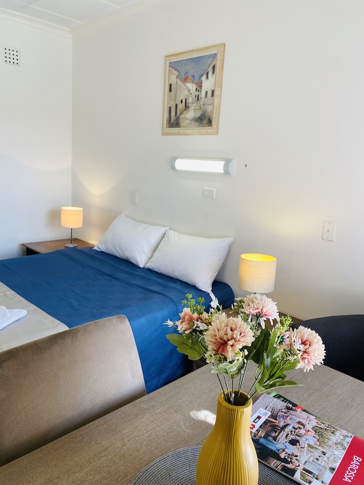 Deluxe Room, 1 Queen Bed, Non Smoking photo 2