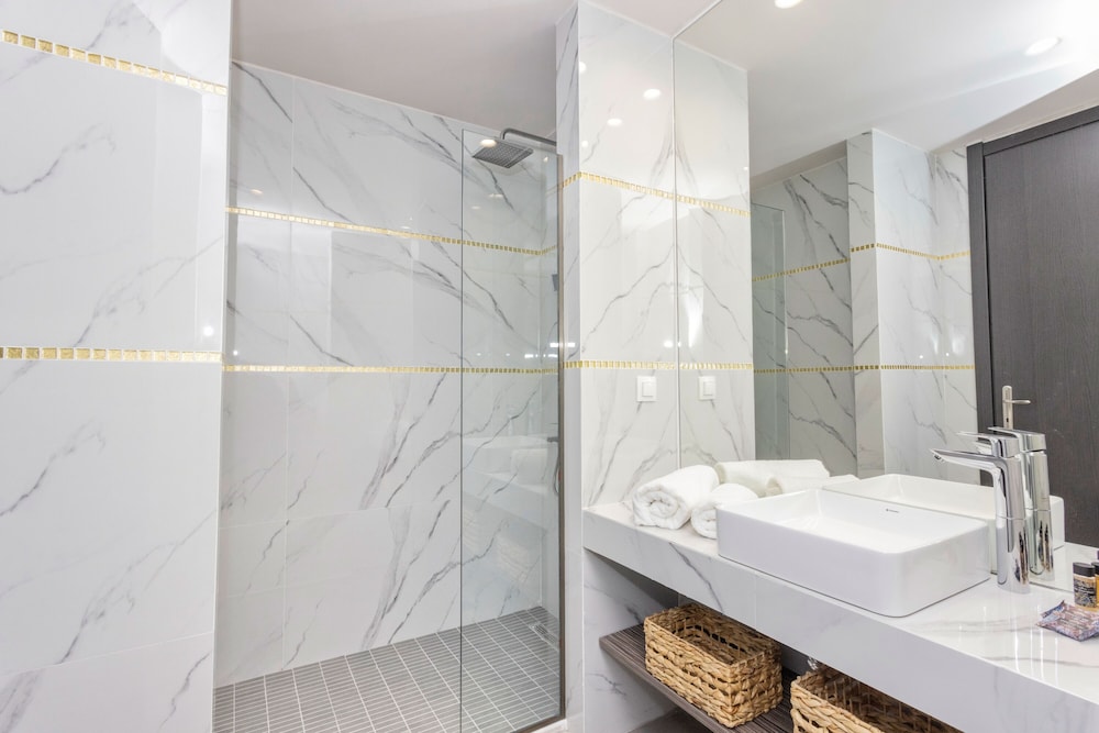 Deluxe Family Suite Open Plan - Photo 24