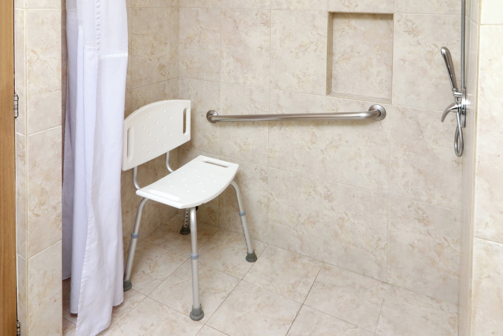 Room, 2 Queen Beds, Accessible (Roll-In Shower) - Photo 1