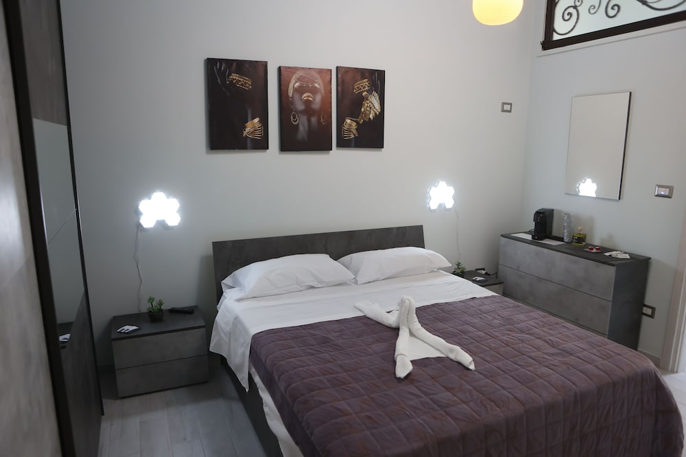 Standard Room, 1 Queen Bed, Private Bathroom photo 3