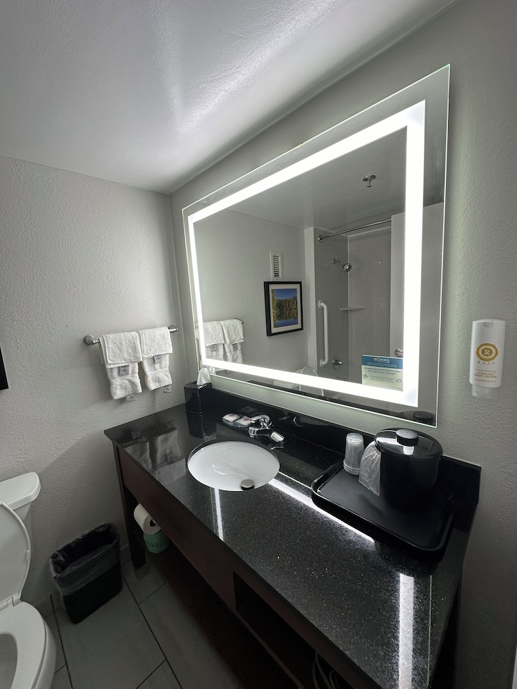 Standard Room, 2 Double Beds, Non Smoking - Photo 6