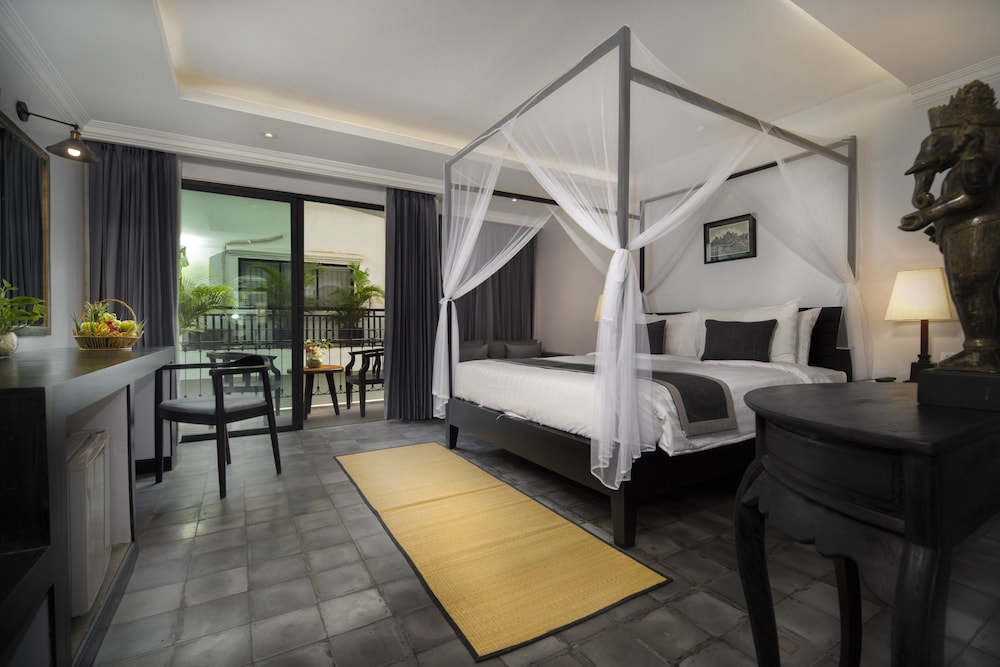 Deluxe King Suite With Private Balcony - Free Pick Up