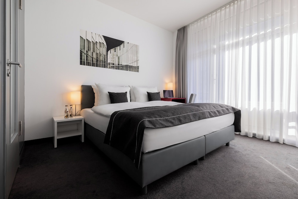 Standard Room, 1 Queen Bed photo 2
