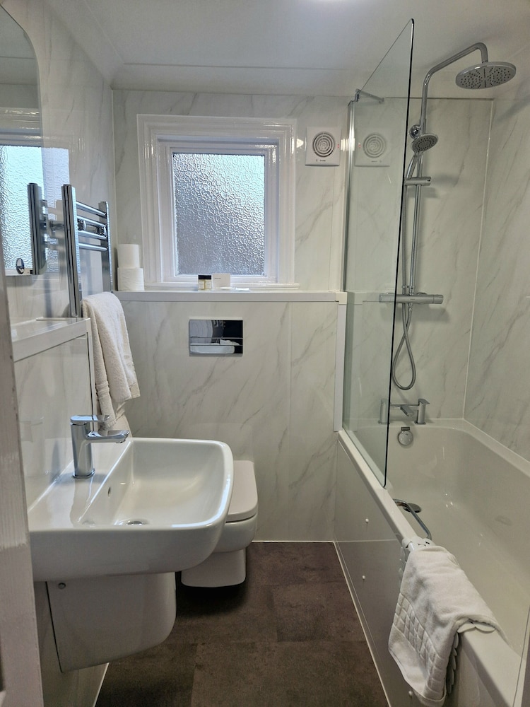 Basic Double Room, Ensuite - Photo 4