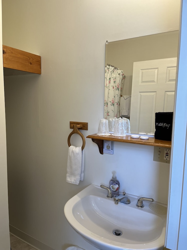 Standard Room, 2 Twin Beds, Non Smoking, Private Bathroom (Upstairs with 2 Twin Beds (Rm 202) photo 2