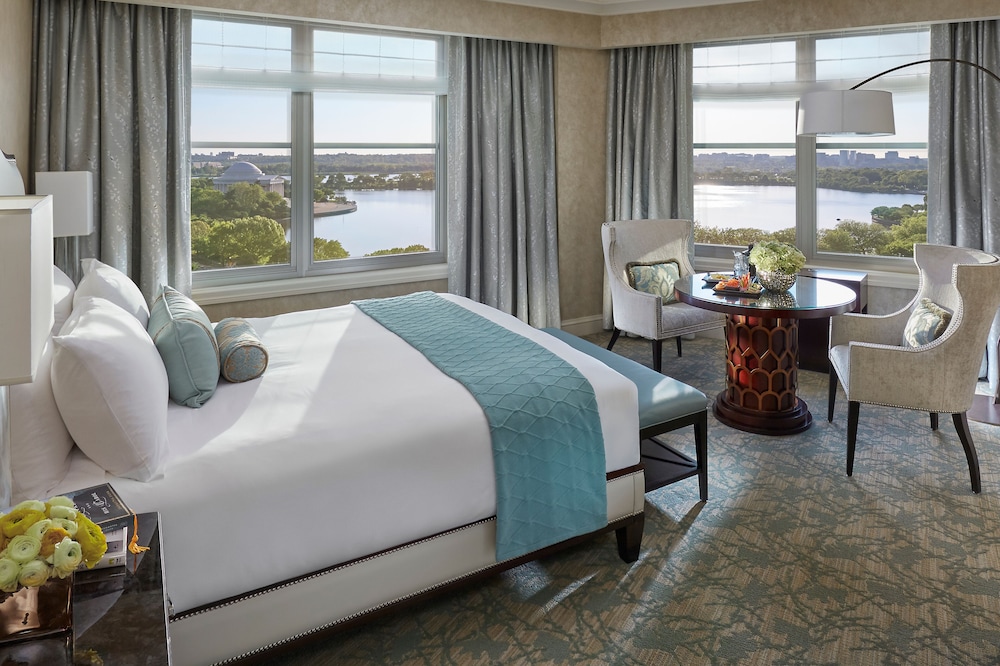 Premier Water View King Room - Photo 2