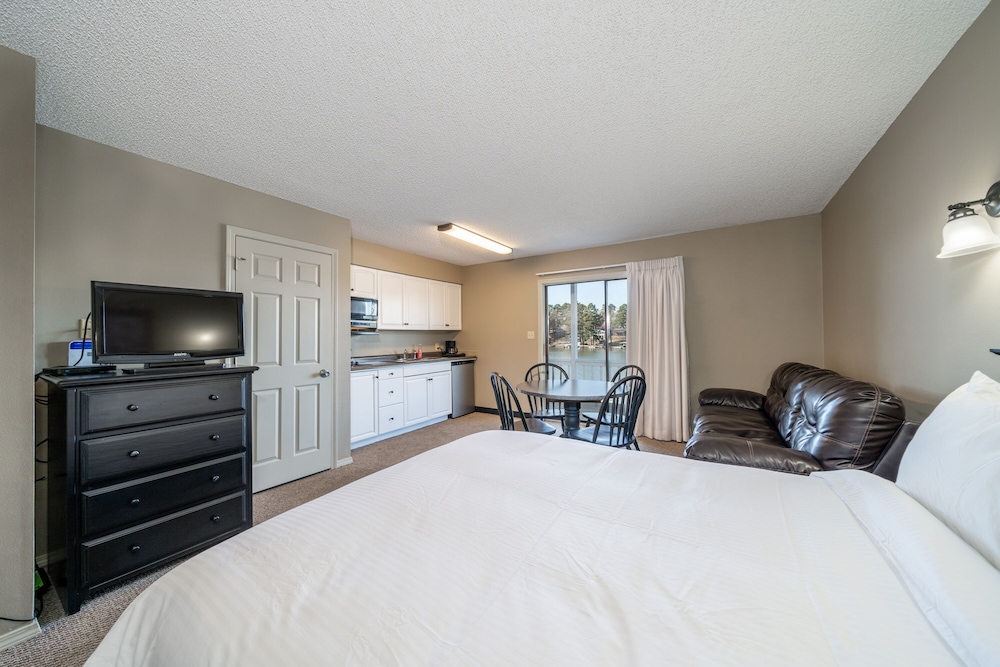 Studio Suite, 2 Queen Beds, Lake View