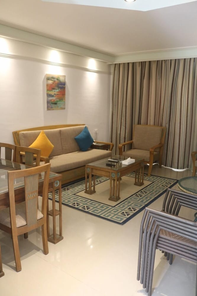 Suite, 2 Bedrooms - Photo 16