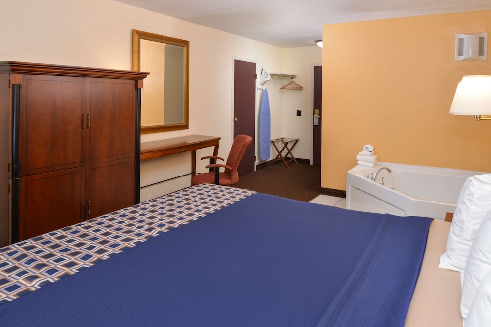 1 King Bed Jacuzzi Non-Smoking - Photo 2