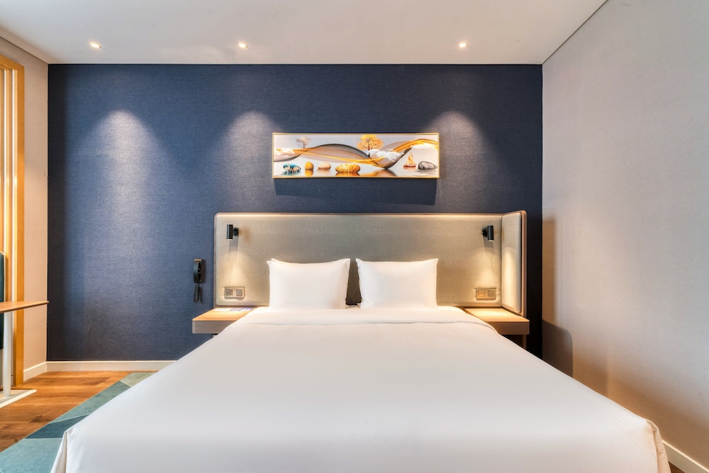 Standard Room, 1 King Bed, City View - Photo 3