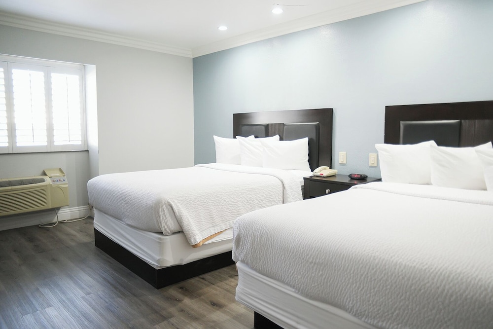 Standard Room, 2 Queen Beds - Photo 2