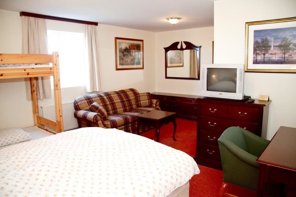 Family Room, Private Bathroom (6 Beds) photo 3
