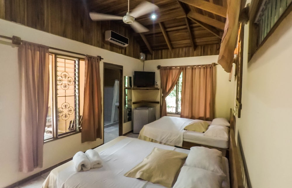 Comfort Cabin, 2 Double Beds, Pool Access, Garden View