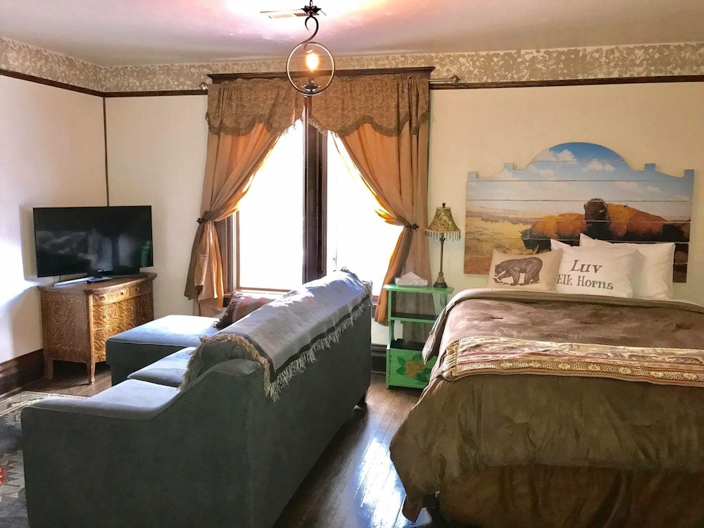 201 King three Room Sofa Suite, Mountain Yard View. photo 1