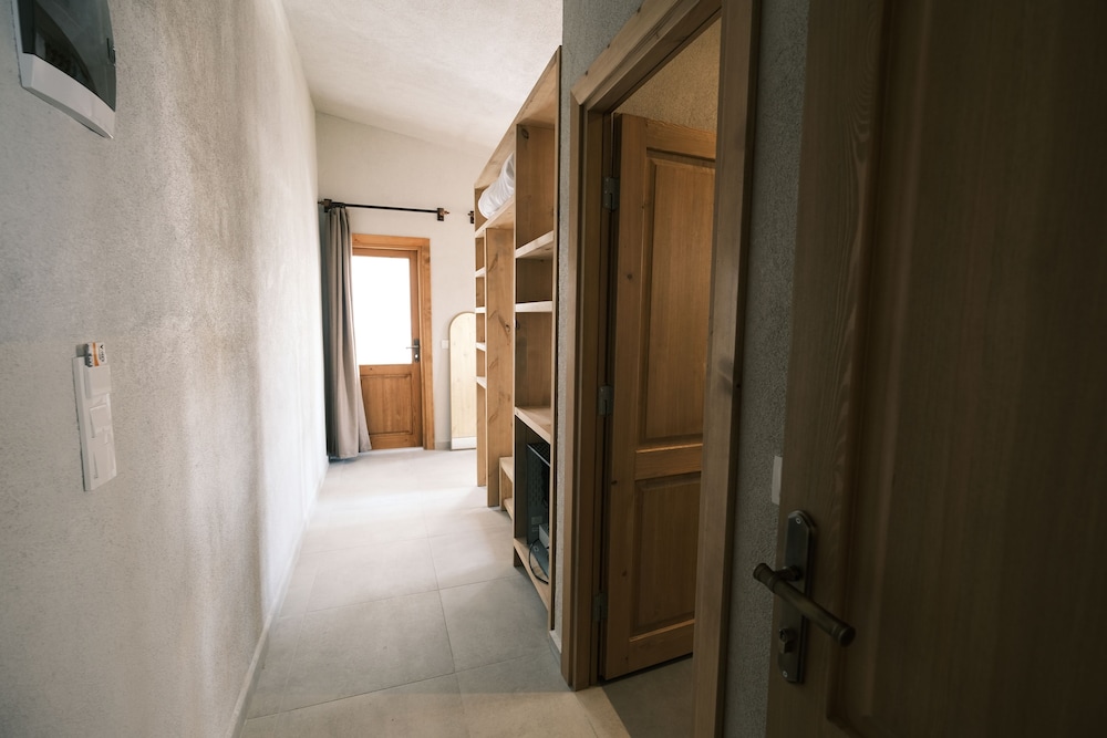 Deluxe Double Room, 1 Queen Bed, Balcony - Photo 4