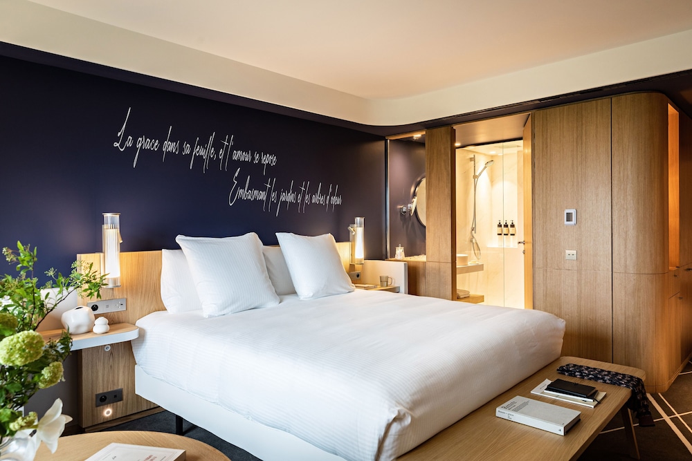 Deluxe Room, 1 King Bed, Garden View, Tower photo 1