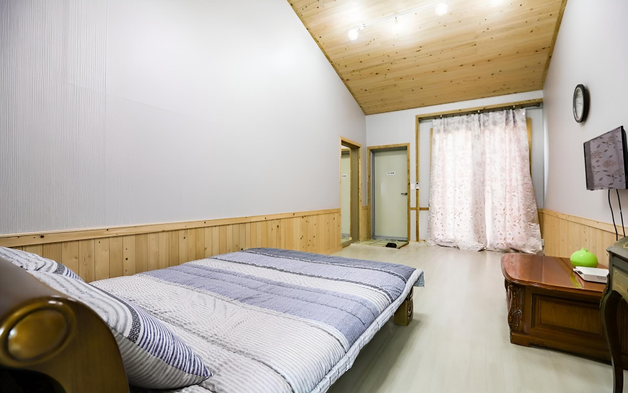 Room (101) - Photo 4