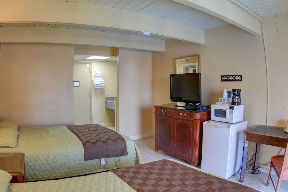 Poolside Room photo 1