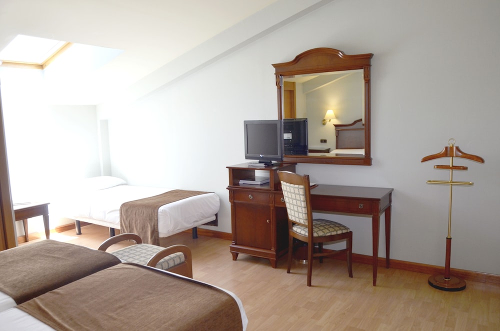 Triple Room, Multiple Beds - Photo 2