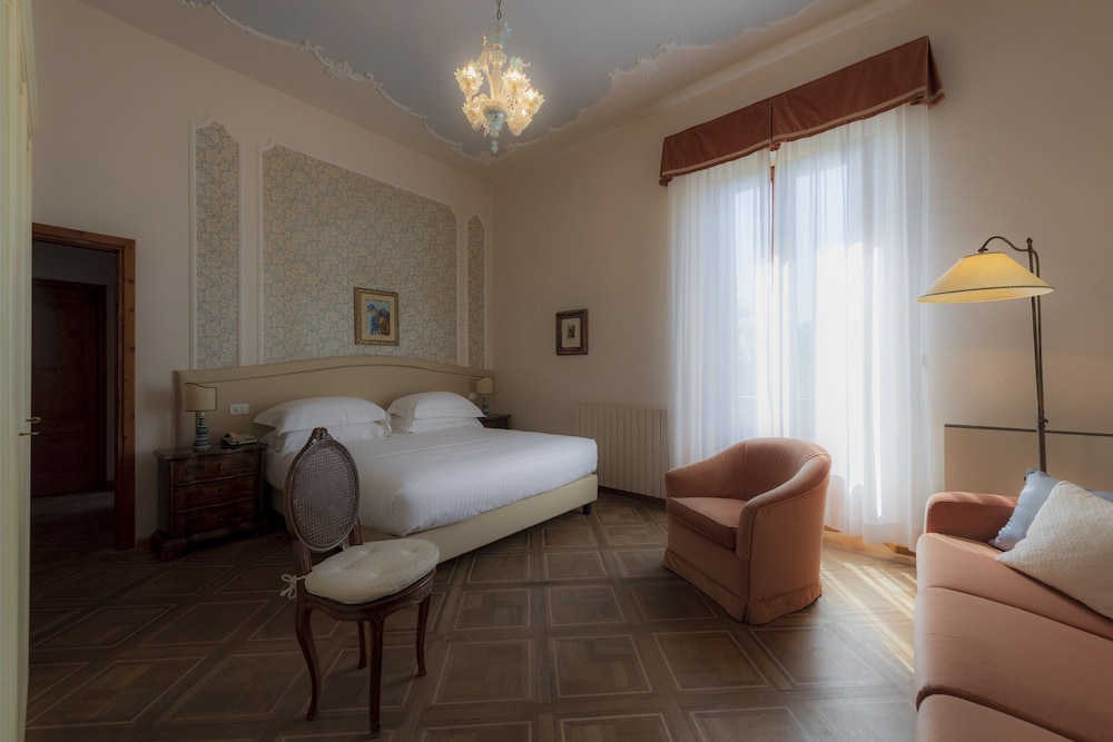 Deluxe Double Room (Sofa bed) - Photo 12