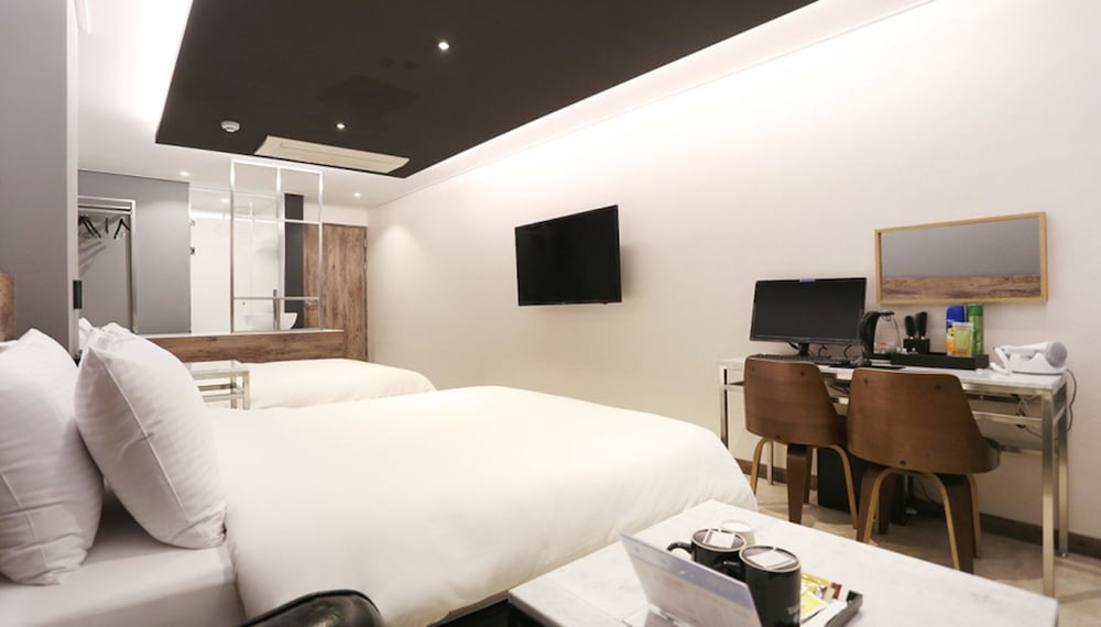 Royal Room (Netflix, Disney+, Watcha, Laftel Available) photo 3