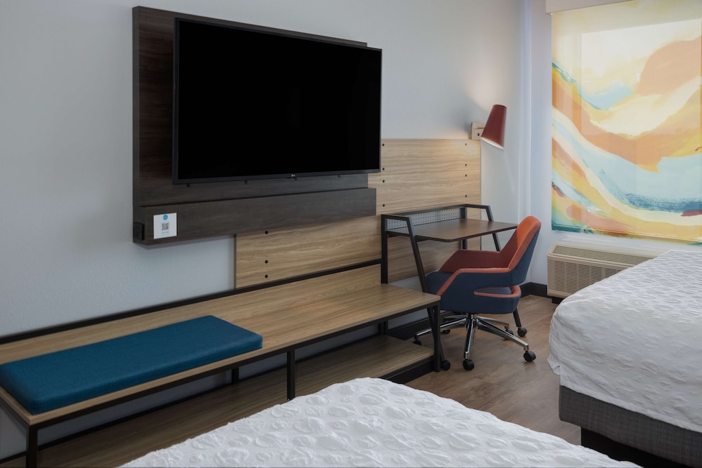 Room, 2 Queen Beds, Accessible (Roll-In Shower) photo 2