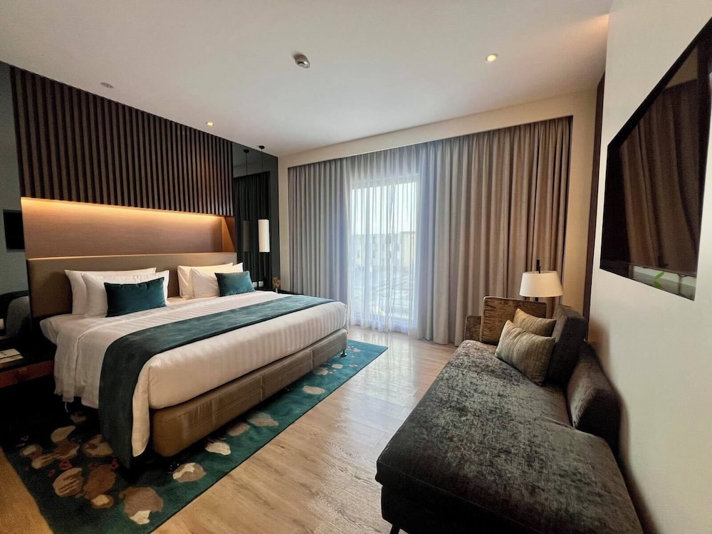 One-Bedroom Seda Suite with 1 King Bed and Club Access - Photo 1