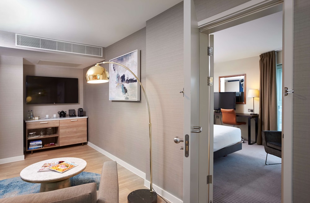 Deluxe Suite, 1 King Bed (Water View) thumbnail 5