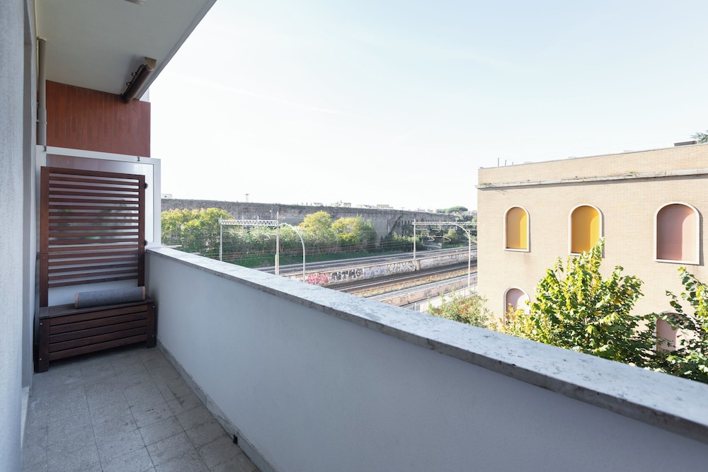 Basic Apartment, Balcony