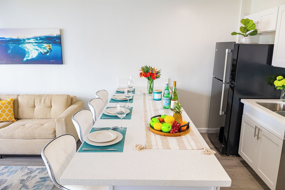 High Floor Ocean View Condo w/ 2 Beds and Parking: Family Condo, 1 Bedroom, Balcony, Partial Ocean View (0115) photo
