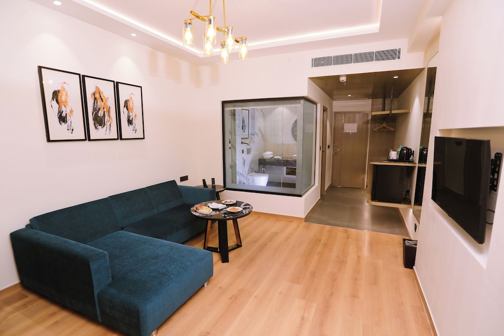 Suite - Photo 3