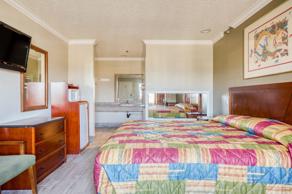Room, 1 King Bed, Accessible, Smoking photo 2
