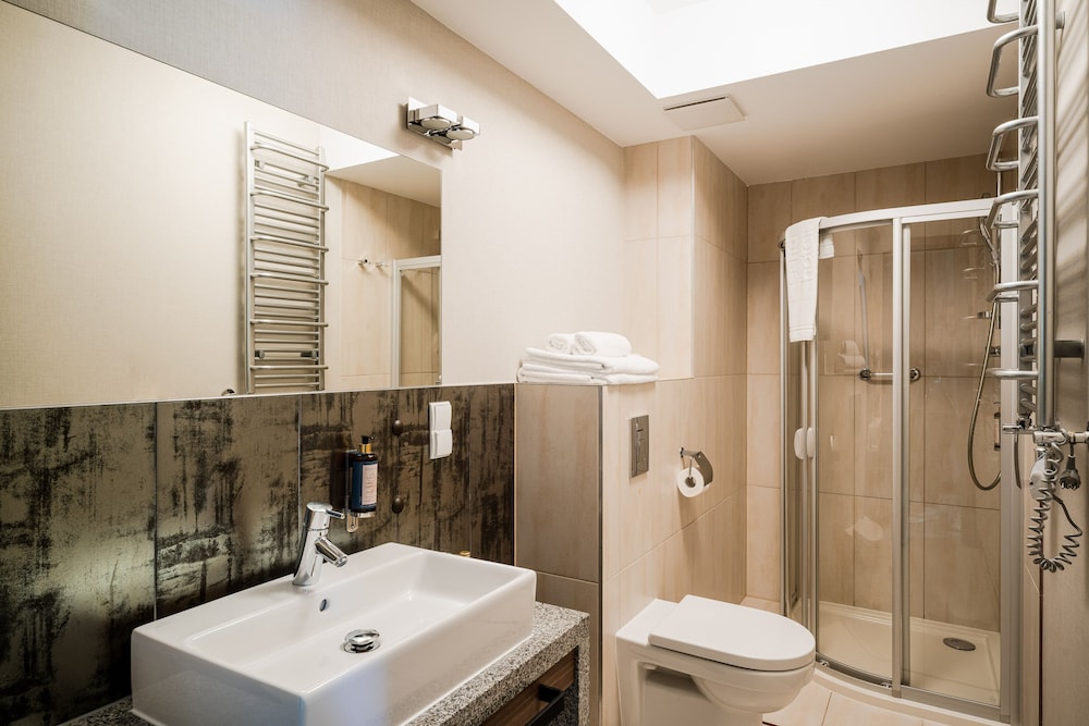 Deluxe Suite, 1 Queen Bed with Sofa bed, Balcony - Photo 9