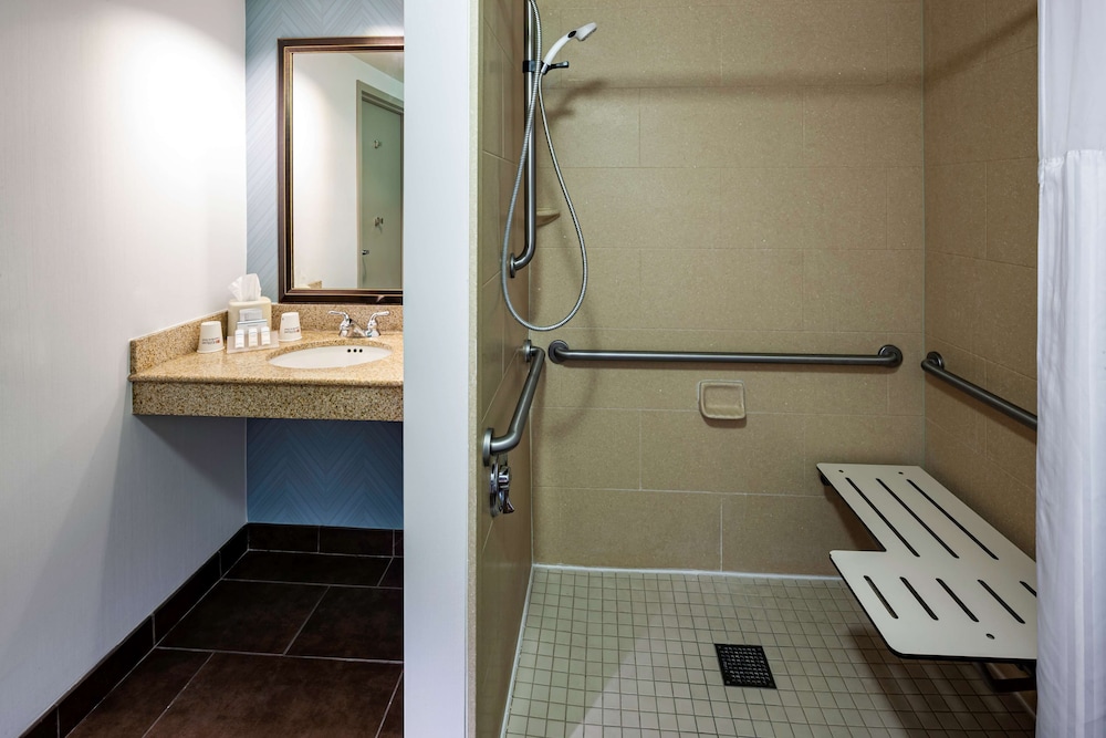 Room, 2 Queen Beds, Accessible - Photo 5