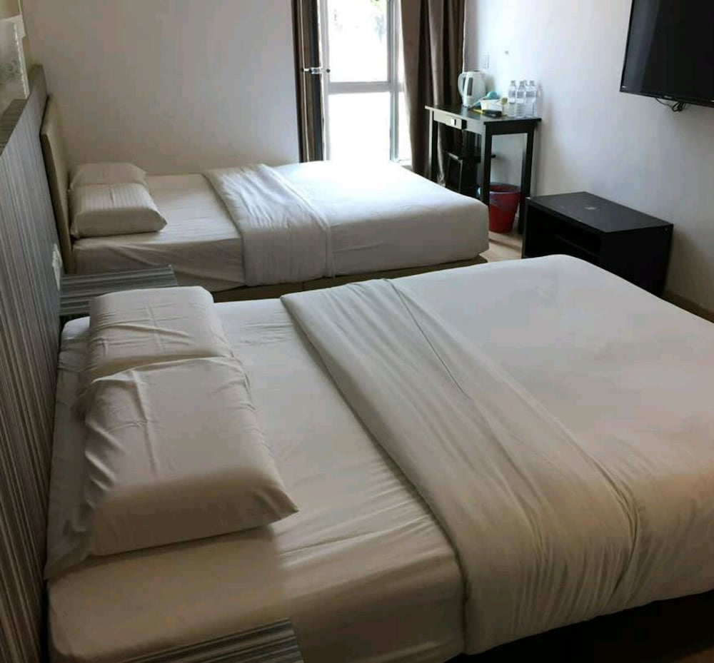 Family Quadruple Room, 2 Queen Beds, City View photo 3