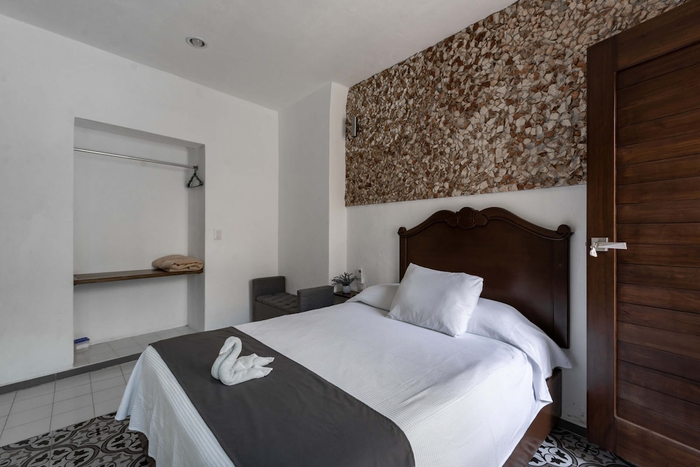 Deluxe Room, 1 Queen Bed, Private Bathroom, City View photo 2
