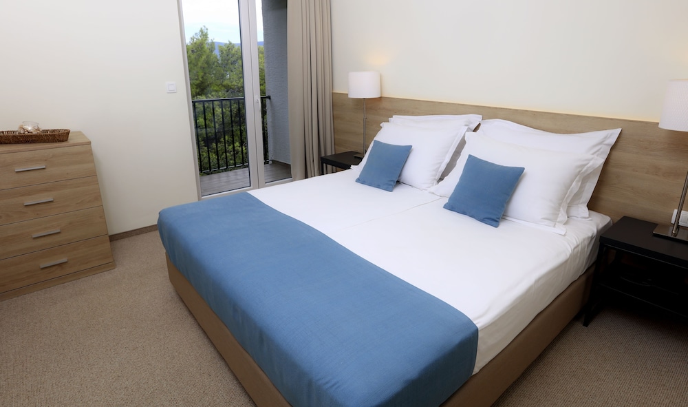 Deluxe Suite with Sea View Balcony photo 2