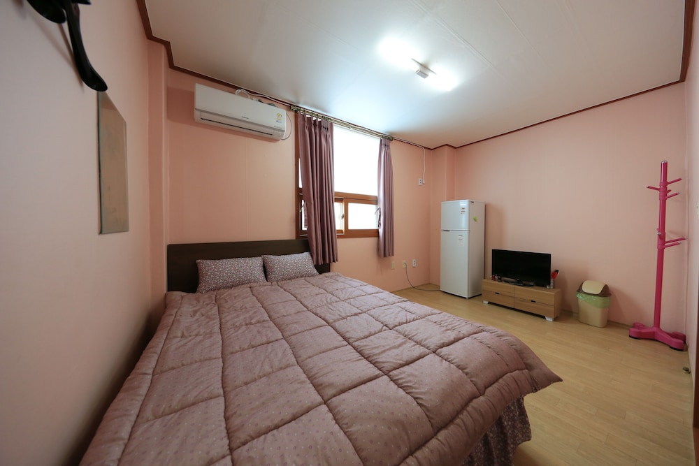 Room (306)
