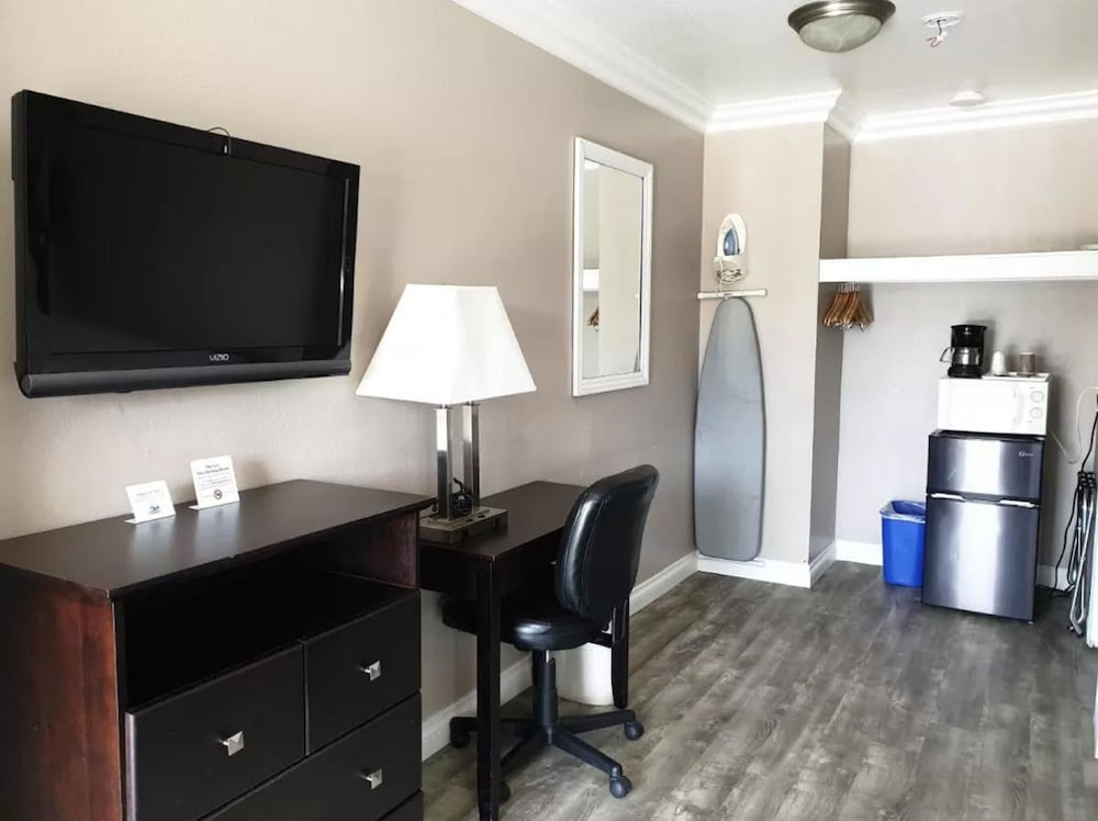Standard Room, 1 Queen Bed - Photo 2