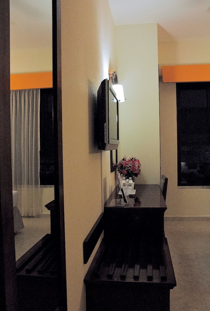 Junior Suite, 1 King Bed - Photo 9