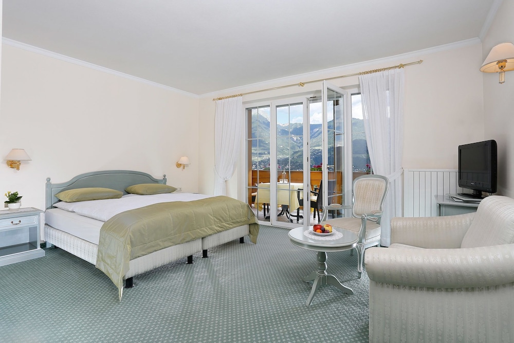 Deluxe Room, 1 King Bed, Valley View photo 2
